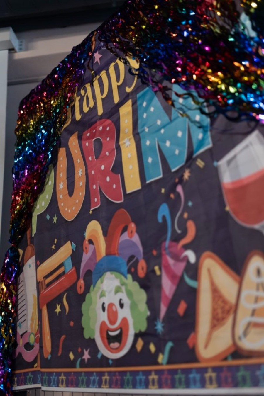 Кольоровий декор Happy Purim на громадському святкуванні